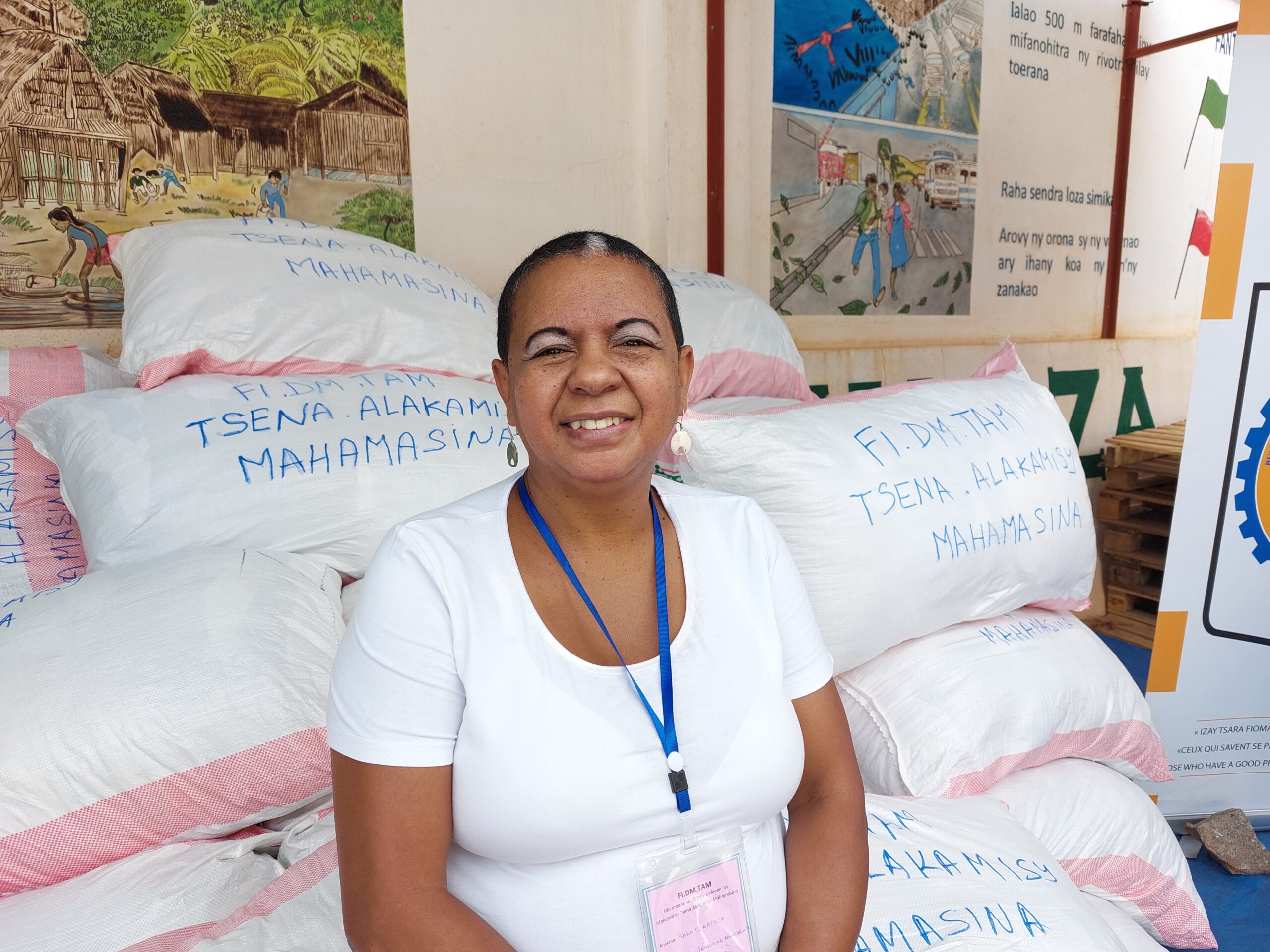 The president of a local professional organization brings her associations' contribution to BNGRC. Photo: priscilla lecomte. 