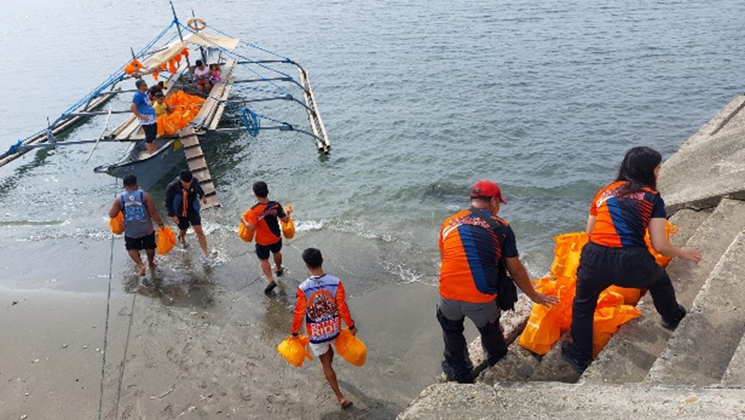 The private sector mobilized in response to Tropical Cyclone Trami/Kristine, using boats to reach harder-to-access affected communities. Photo credit: Ayala Foundation via the Philippine Disaster Resilience Foundation 
