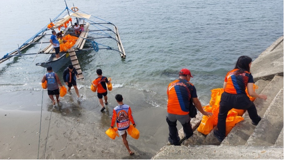 As part of the PDRF mobilization of private sector support for the response to Tropical Cyclones Trami and Kong-Rey, aid went out in trucks and boats to affected communities. Photo: Ayala Foundation via PDRF