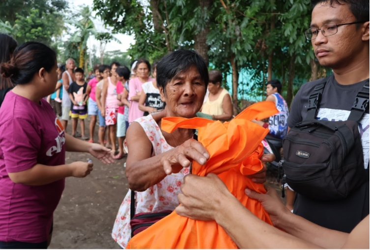 The Philippine Disaster Resilience Foundation (PDRF) distributes food items from Shell Pilipinas Corporation to families affected by Typhoon Kirstine in Bicol in 2024. Photo: PDRF