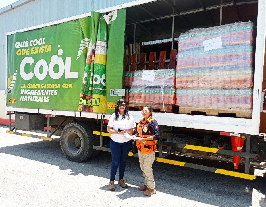 Hombro a Hombro distributing hydration products to communities affected by floods in Peru. Photo: Hombro a Hombro