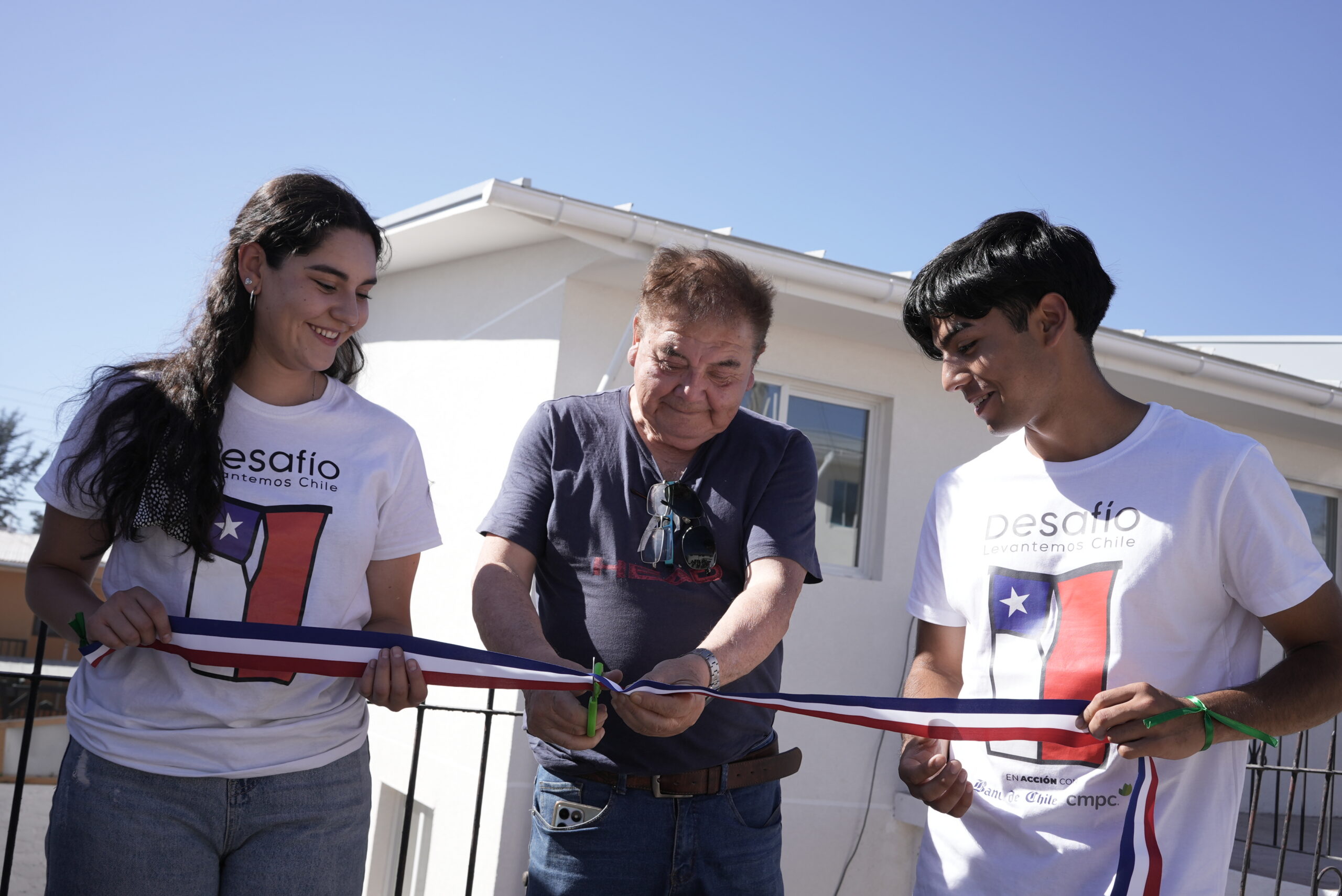 After building back burnt homes to better standards following the devastating fires, Desafío Levantemos Chile held a ribbon cutting ceremony as part of the process to hand keys to their new homes over to residents. Photo: Desafío Levantemos Chile