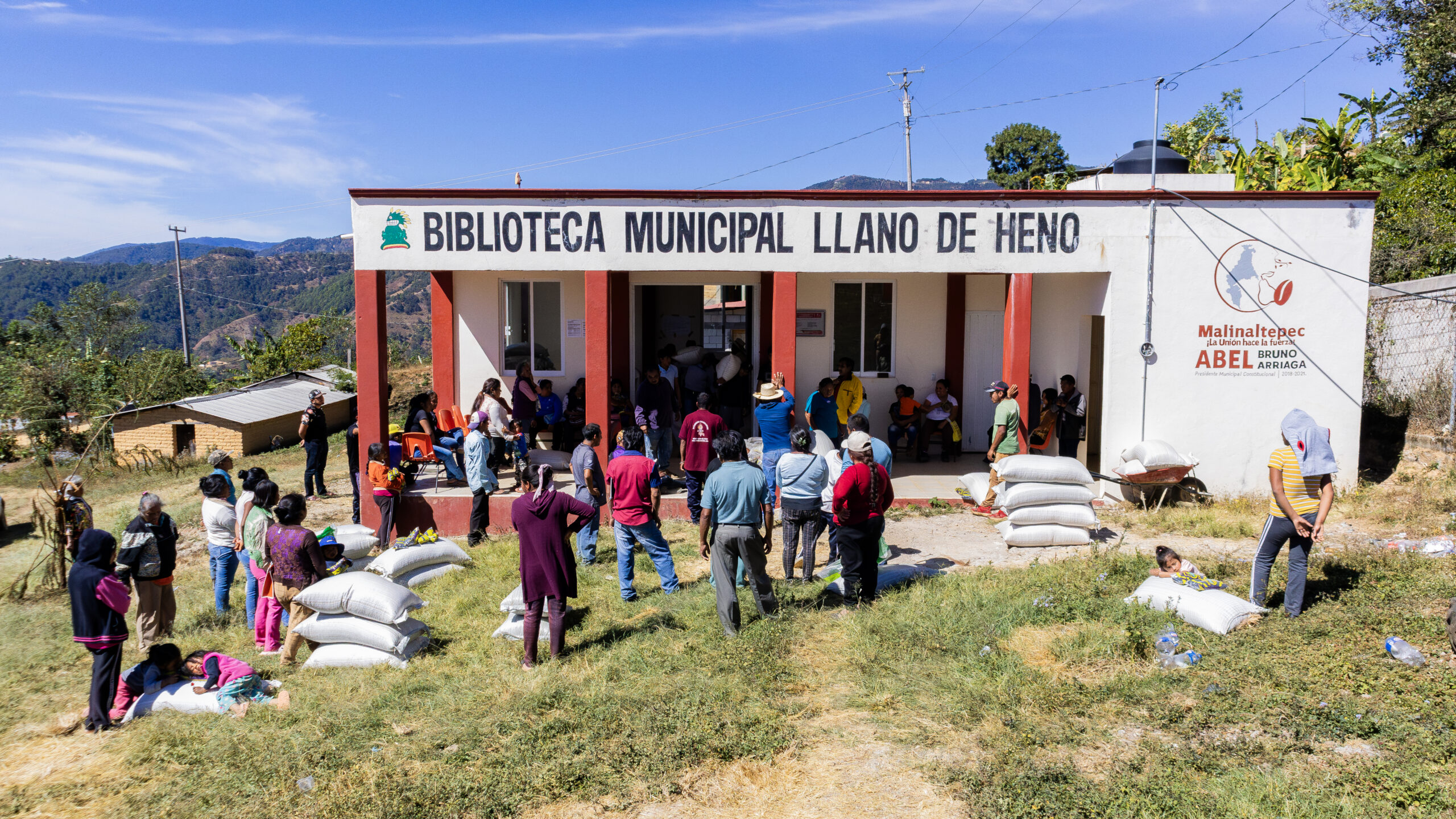Communities such as Malinaltepec came together to receive maize and beans during response to Hurricane John. Photo: Colectivo Gusanos de la Memoria via CENACED