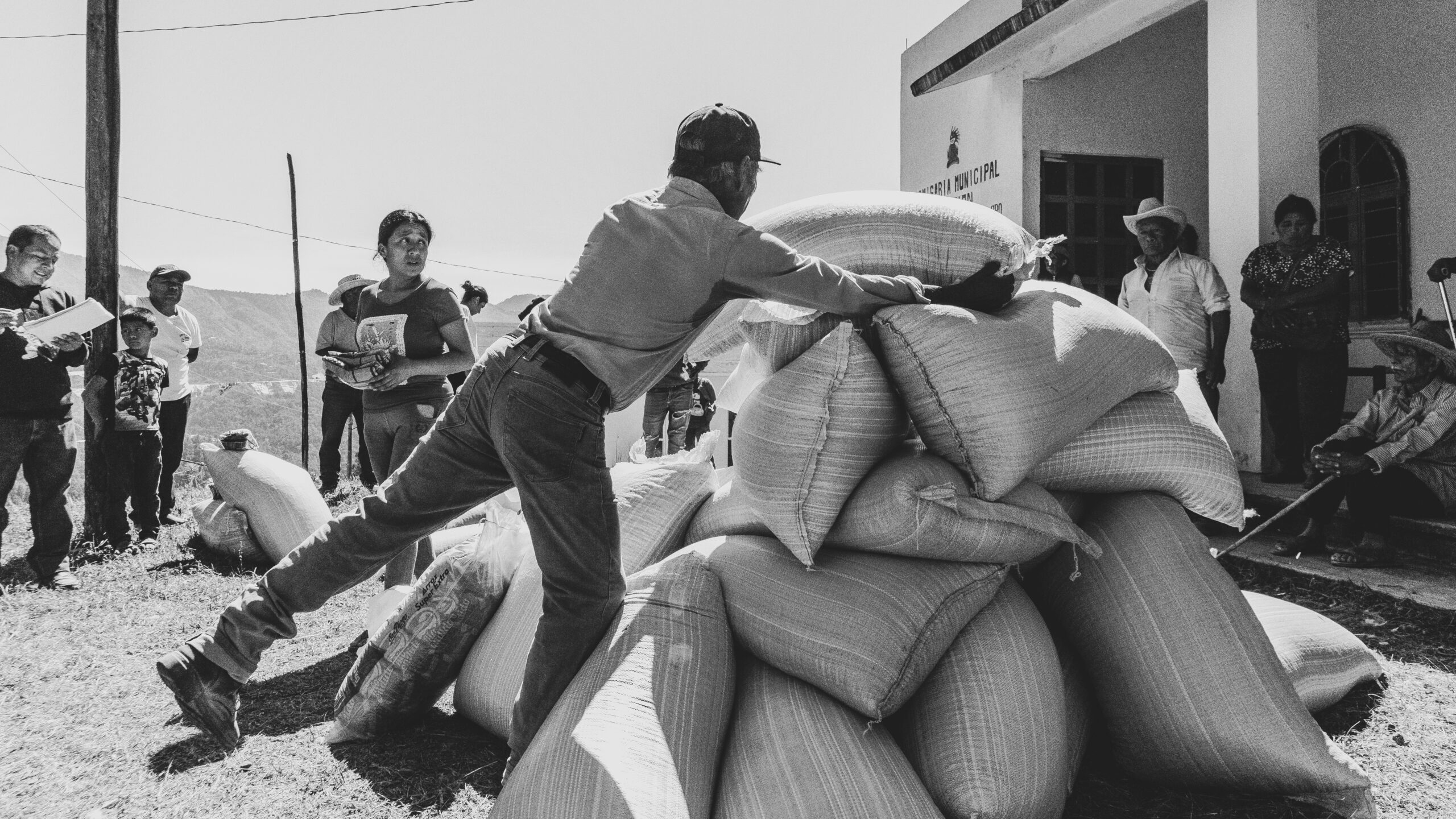 A member of Colonia Aviación in the municipality of Malinaltepec helps unload and prepare the maize and beans to distribute as part of the Hurricane John response efforts. Photo: Colectivo Gusanos de la Memoria via CENACED