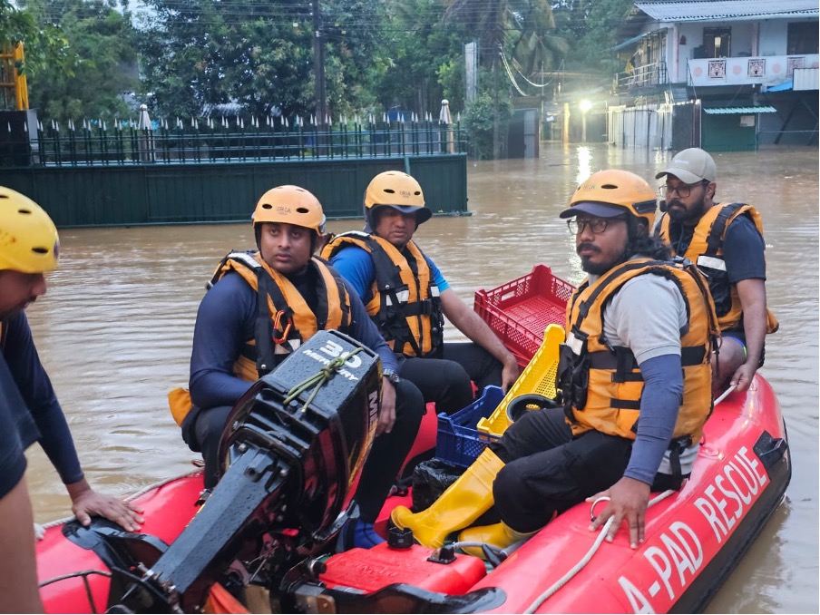 APAD search and rescue (SAR) teams deployed in Biyagama amid severe flooding. PC: APAD SL