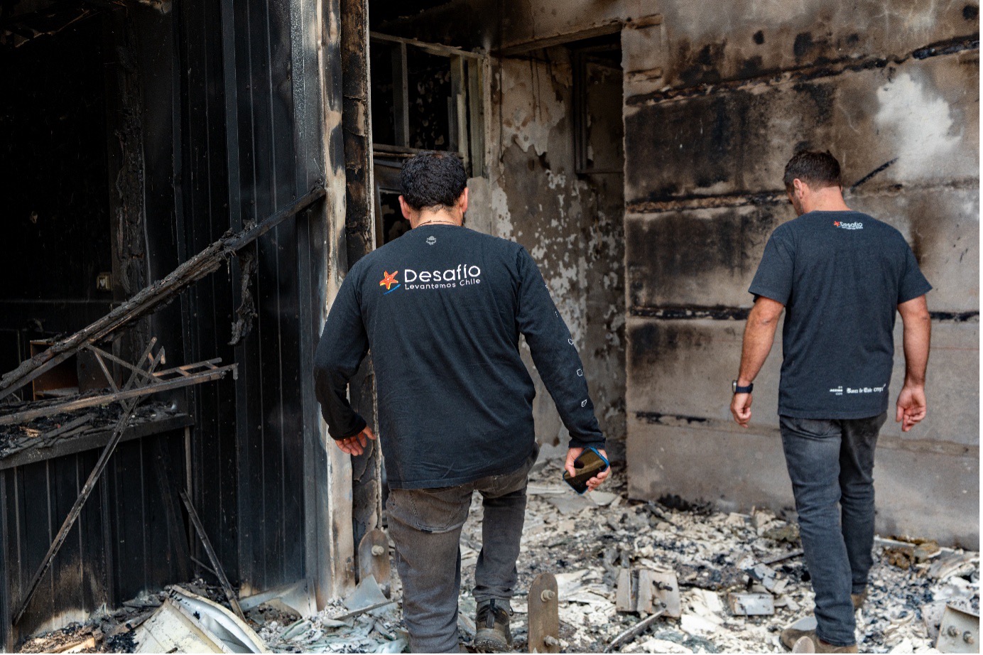 The Desafío Levantemos Chile emergency team assesses the damage caused by the fire in Penco, Chile. Photo: Desafío