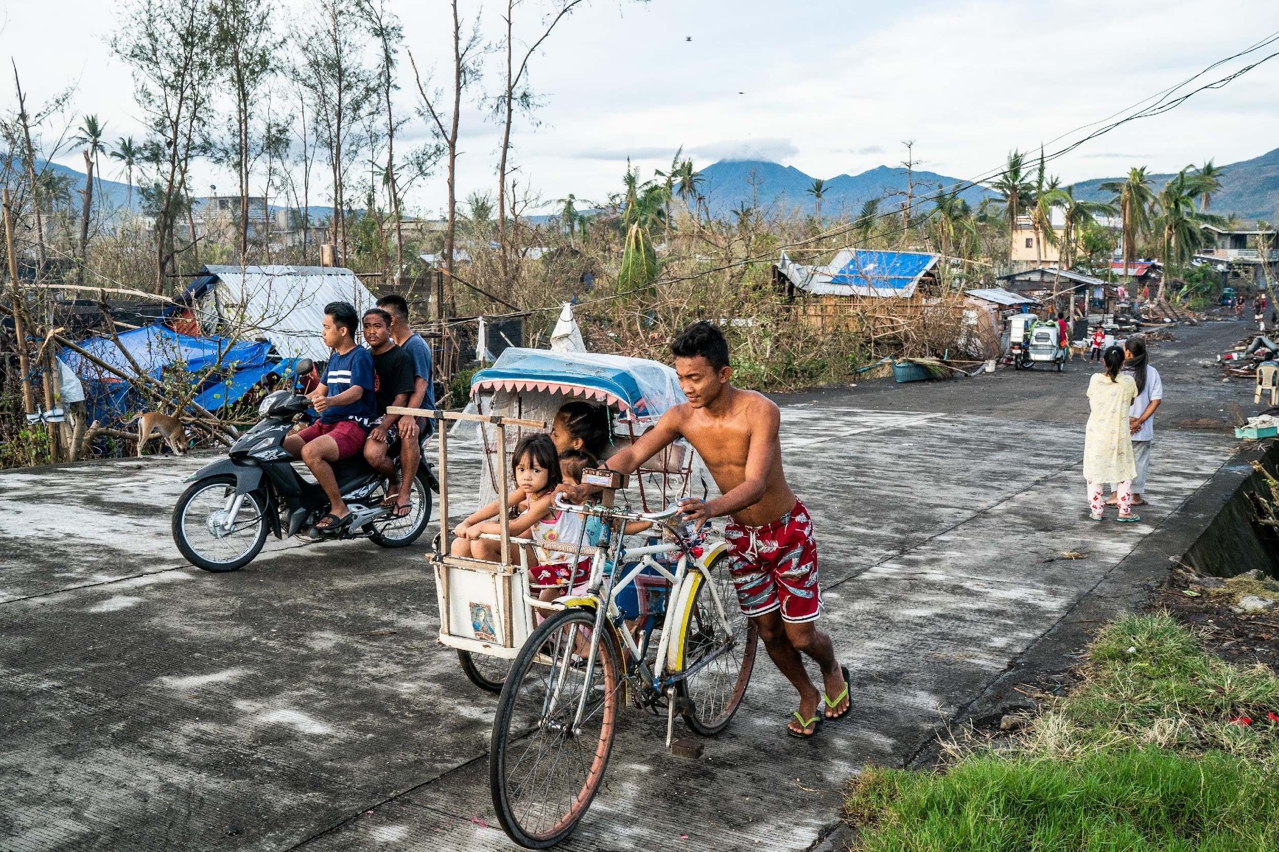 Residents of Barangay Baybay in Malinao, Albay, try to go back to normalcy, a week after Typhoon Goni destroyed most of their village. Photo : OCHA / Martin San Diego