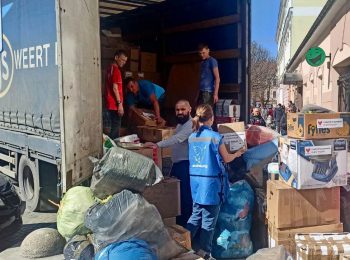 The Ukraine Humanitarian Fund (UHF) partner NGO Proliska loads a humanitarian convoy consisting of food, hygiene items, bedding. 