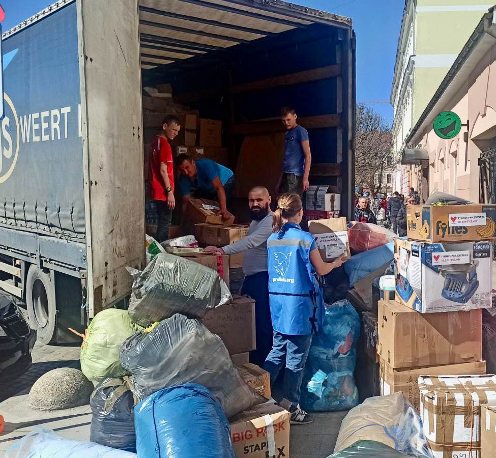 The Ukraine Humanitarian Fund (UHF) partner NGO Proliska loads a humanitarian convoy consisting of food, hygiene items, bedding.
