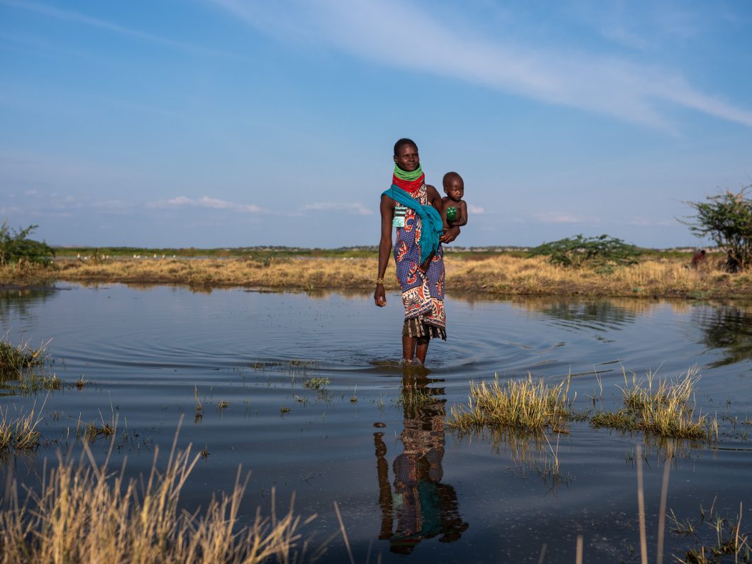 Kenya is increasingly impacted by the climate crisis. Rebecca Akamasi and her child Akal live on the shores of Lake Turkana, which is at risk of drying up, threatening the livelihoods of over300,000 people. Photo: UNICEF/ Sobecki VII