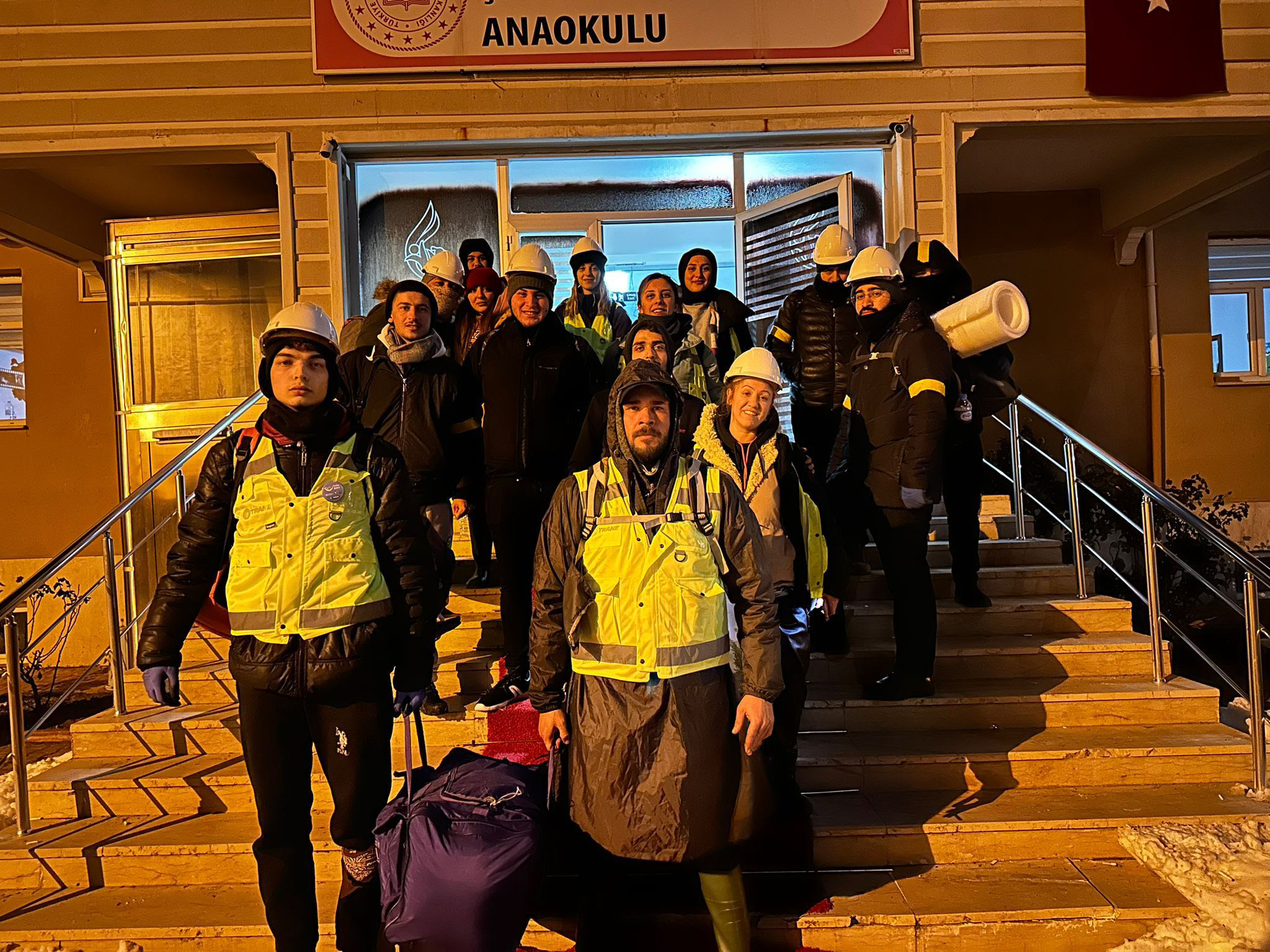 TURKONFED volunteers gather donations for the victims of the earthquake.