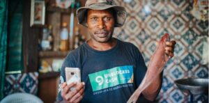An example of technology supporting disaster resilience is the blockchain-powered unblocked cash transfer programme implemented by the Vanuatu Business Resilience Council (VBRC) and Oxfam, providing resources to vulnerable communities so they could prepare for an expected hurricane as well as recover from the impact of the pandemic. Photo credit: Arlene Bax/Oxfam in Vanuatu