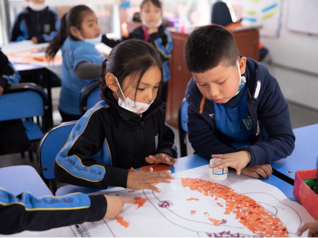 Children are at the forefront of disaster preparedness in Peru through a programme called "Estemos Preparados" run for its fourth consecutive year by Hombro a Hombro, the local CBi Member Network, in collaboration with the national disaster management office, the Ministry of Education, and the local NGO Viva Valores. Photo: Hombro a Hombro