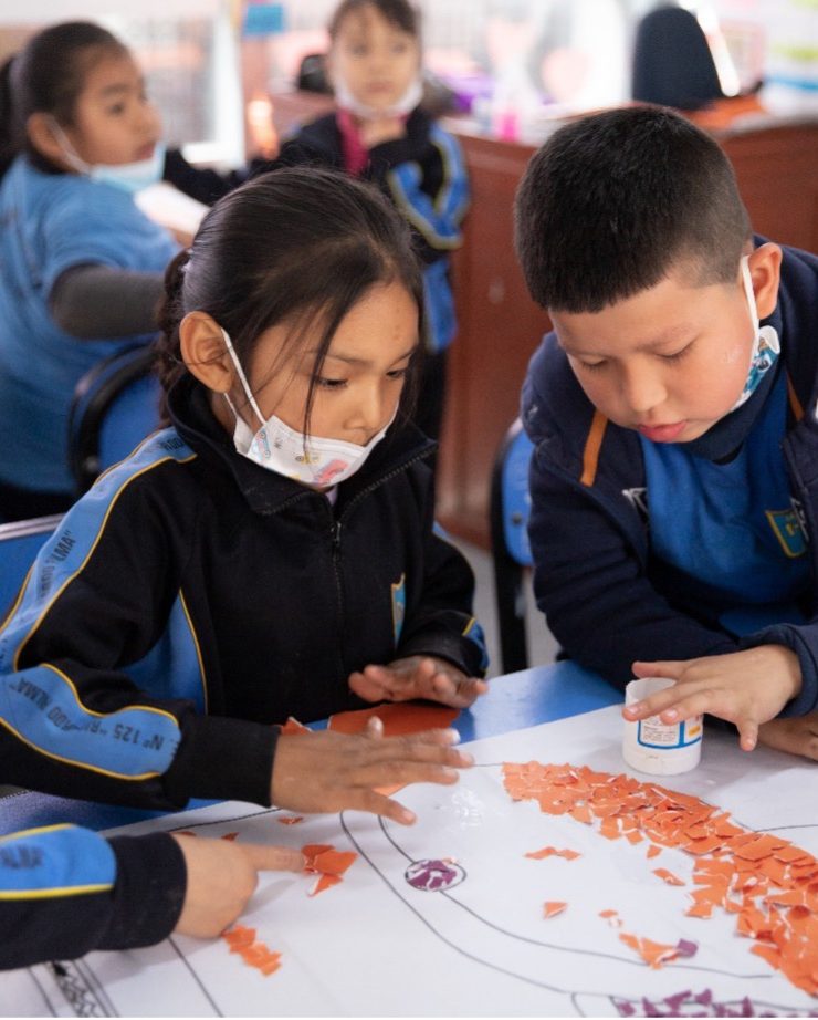Children are at the forefront of disaster preparedness in Peru through a programme called "Estemos Preparados" run for its fourth consecutive year by Hombro a Hombro, the local CBi Member Network, in collaboration with the national disaster management office, the Ministry of Education, and the local NGO Viva Valores. Photo: Hombro a Hombro