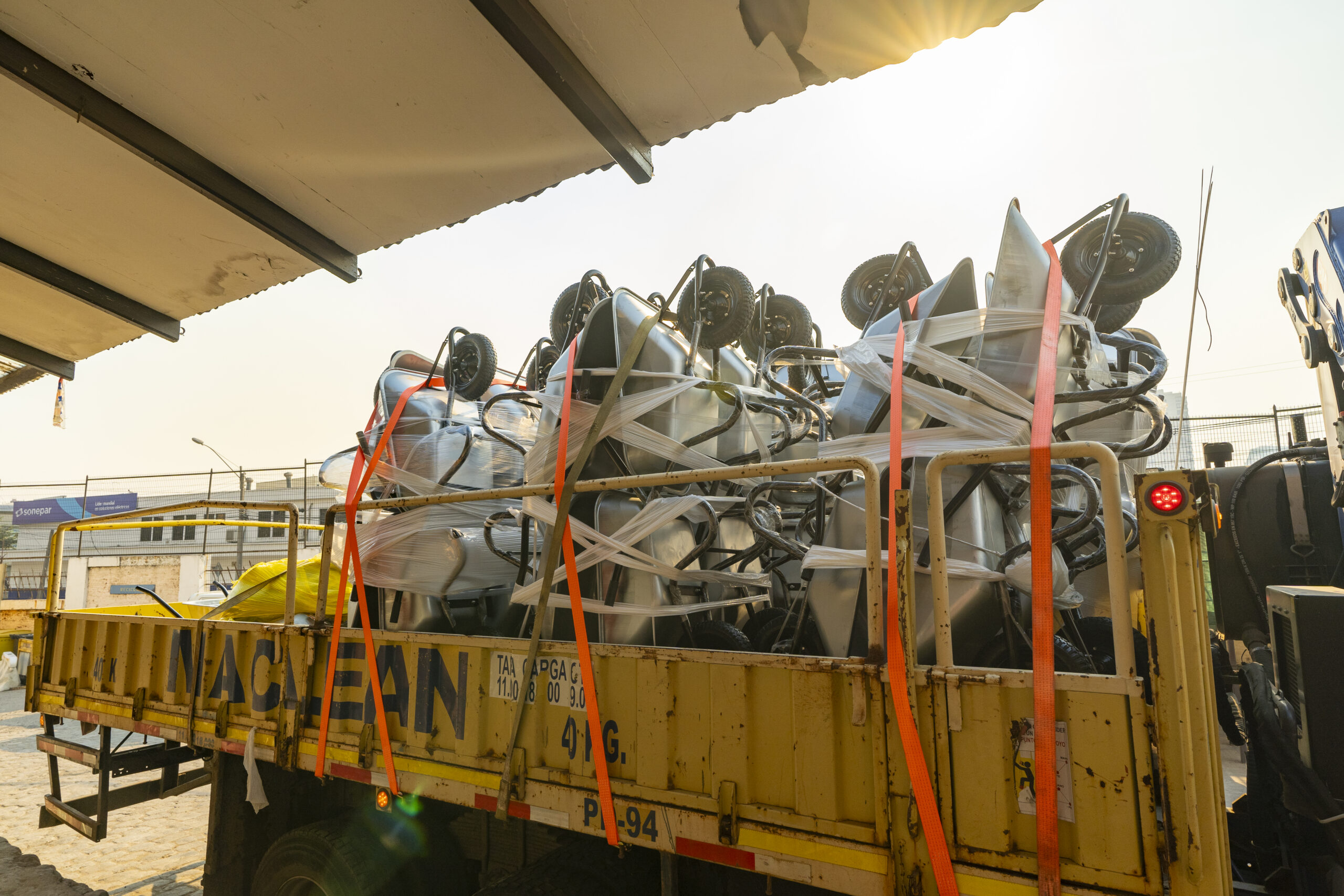 Desafío Levantemos Chile responded within a day of the February 2024 wildfires, supporting emergency relief and later helping rebuild homes. Here, wheelbarrows are ready to unload to support debris removal in Viña del Mar. Photo: Desafío