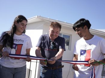 After building back burnt homes to better standards following the devastating fires, Desafío Levantemos Chile held a ribbon cutting ceremony as part of the process to hand keys to their new homes over to residents. Photo: Desafío Levantemos Chile