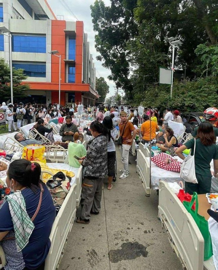 Patients are evacuated from the Southern Philippine Medical Center in Davao City. Photo by Karlo Flores/PIA Davao Region