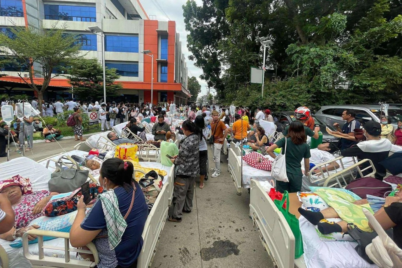 Patients are evacuated from the Southern Philippine Medical Center in Davao City. Photo by Karlo Flores/PIA Davao Region